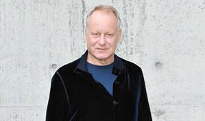 Stellan Skarsg&aring;rd vence a Benicio Del Toro y gana el Globo de Oro a mejor actor de reparto