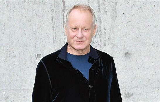 Stellan Skarsg&aring;rd vence a Benicio Del Toro y gana el Globo de Oro a mejor actor de reparto
