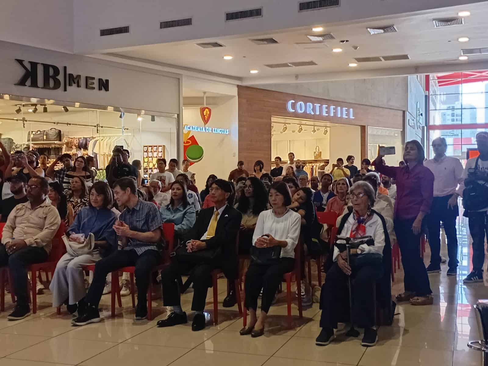 El embajador de Jap&oacute;n, al centro.