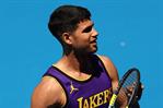 Carlos Alcaraz se entrena en Australia con la camiseta de Lebron James