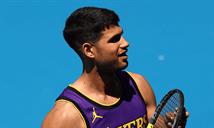 Carlos Alcaraz se entrena en Australia con la camiseta de Lebron James