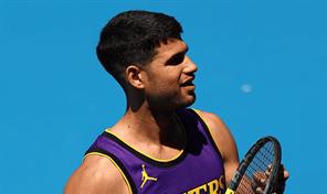 Carlos Alcaraz se entrena en Australia con la camiseta de Lebron James