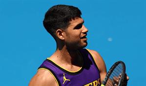 Carlos Alcaraz se entrena en Australia con la camiseta de Lebron James