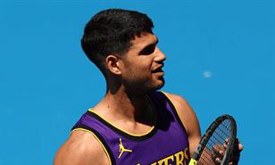 Carlos Alcaraz se entrena en Australia con la camiseta de Lebron James