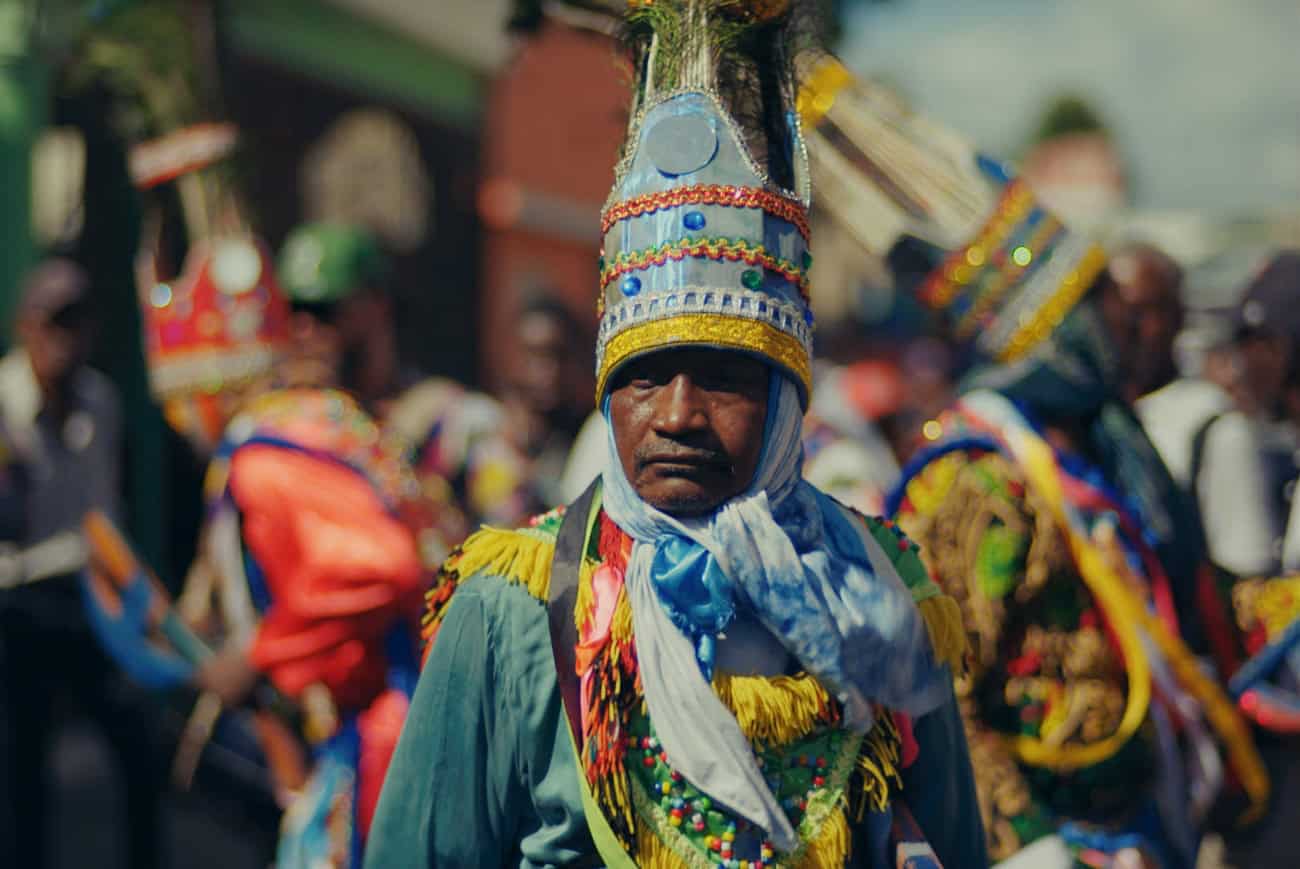 Escena del rodaje del documental Guloyas, con miembros de los Guloyas recreando y preservando una de las tradiciones culturales m&aacute;s emblem&aacute;ticas de la Rep&uacute;blica Dominicana.
