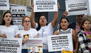 Impaciencia marca quinta noche de espera por liberaci&oacute;n de presos pol&iacute;ticos en Venezuela