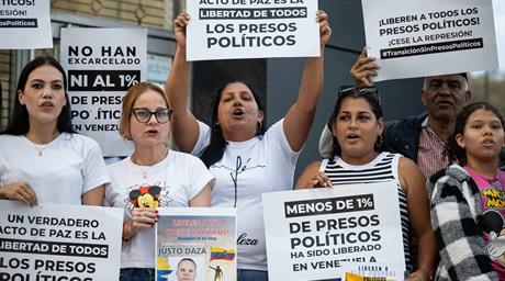 Impaciencia marca quinta noche de espera por liberaci&oacute;n de presos pol&iacute;ticos en Venezuela