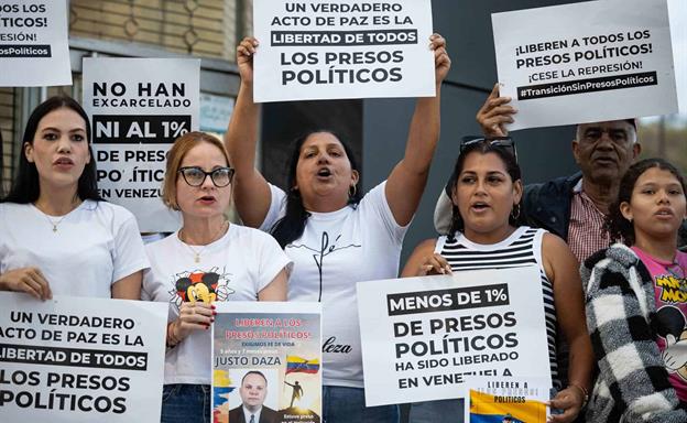 Impaciencia marca quinta noche de espera por liberaci&oacute;n de presos pol&iacute;ticos en Venezuela