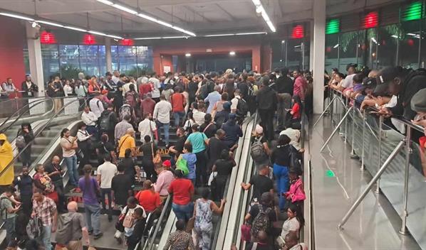 Las lluvias provocan aglomeraciones en el Metro