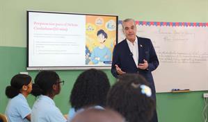 El presidente Luis Abinader imparte clase de Moral y C&iacute;vica en el Liceo Germ&aacute;n Mart&iacute;nez Tav&aacute;rez