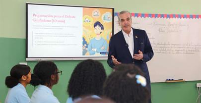 El presidente Luis Abinader imparte clase de Moral y C&iacute;vica en el Liceo Germ&aacute;n Mart&iacute;nez Tav&aacute;rez