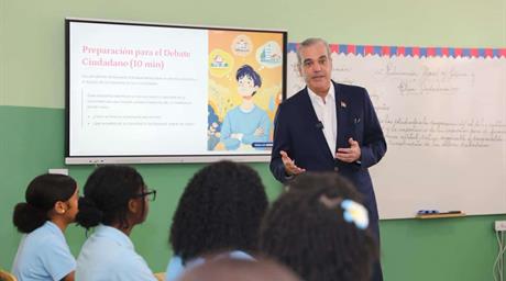 El presidente Luis Abinader imparte clase de Moral y C&iacute;vica en el Liceo Germ&aacute;n Mart&iacute;nez Tav&aacute;rez