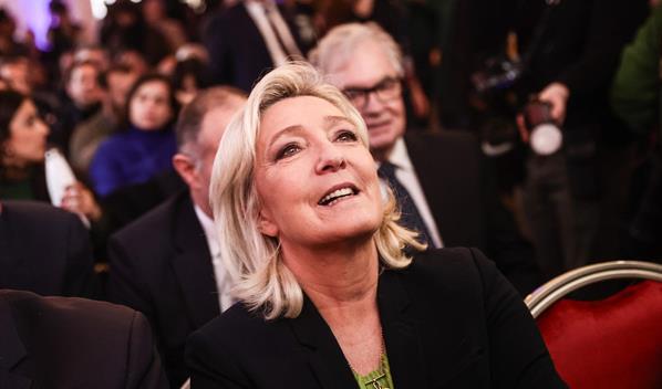 A seis meses de las presidenciales, Marine Le Pen se sit&uacute;a clara favorita, seg&uacute;n un sondeo