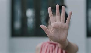 Padre document&oacute; el acoso sexual de un adulto contra sus hijas menores pero el acusado sigue libre