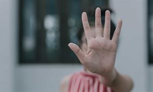 Padre document&oacute; el acoso sexual de un adulto contra sus hijas menores pero el acusado sigue libre