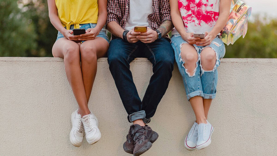UE pide a Francia modificar proyecto de ley para prohibir redes sociales a menores UE pide a Francia modificar proyecto de ley para prohibir redes sociales a menores