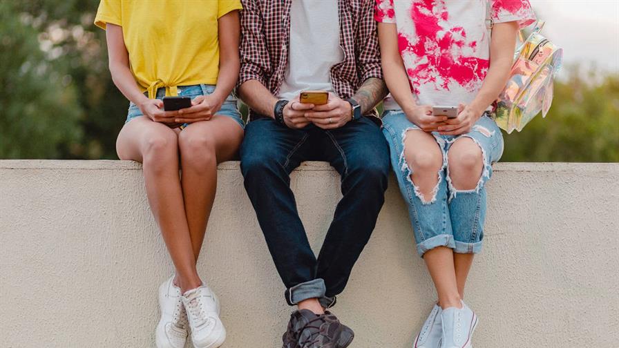 Las redes sociales da&ntilde;an la salud de los adolescentes, alerta regulador sanitario franc&eacute;s