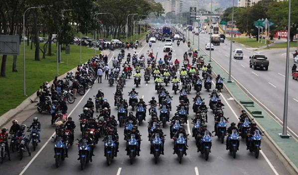 Transportistas chavistas salen en caravana por Caracas para pedir la libertad de Maduro