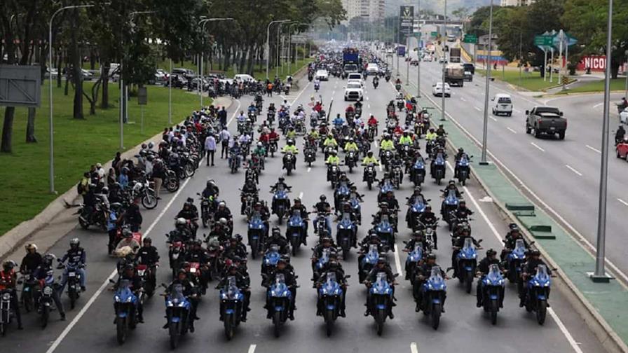 Transportistas chavistas salen en caravana por Caracas para pedir la libertad de Maduro Transportistas chavistas salen en caravana por Caracas para pedir la libertad de Maduro