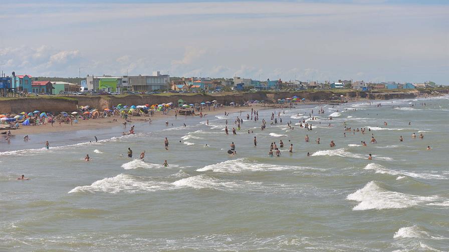 Un muerto y 35 heridos por una ola de seis metros de altura en una playa de Argentina