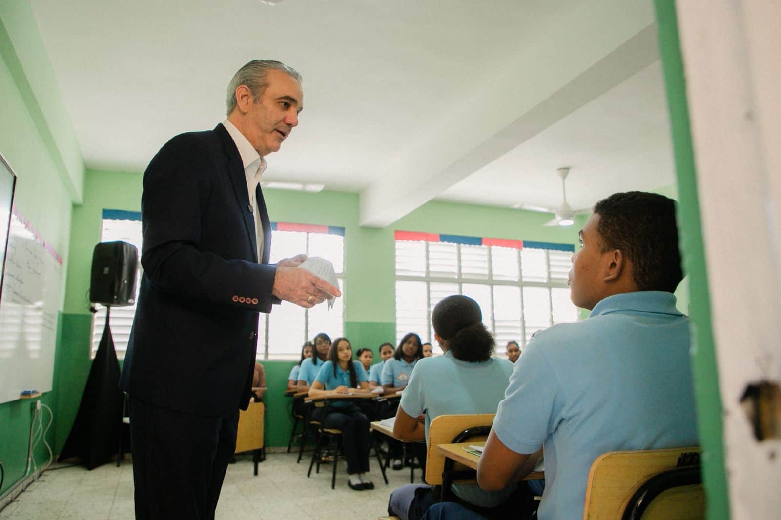 Luis Abinader mientras imparte clase de Moral, C&iacute;vica y &Eacute;tica Ciudadana en el Liceo Profesor Germ&aacute;n Mart&iacute;nez Tav&aacute;rez, este martes 13 de enero de 2026.