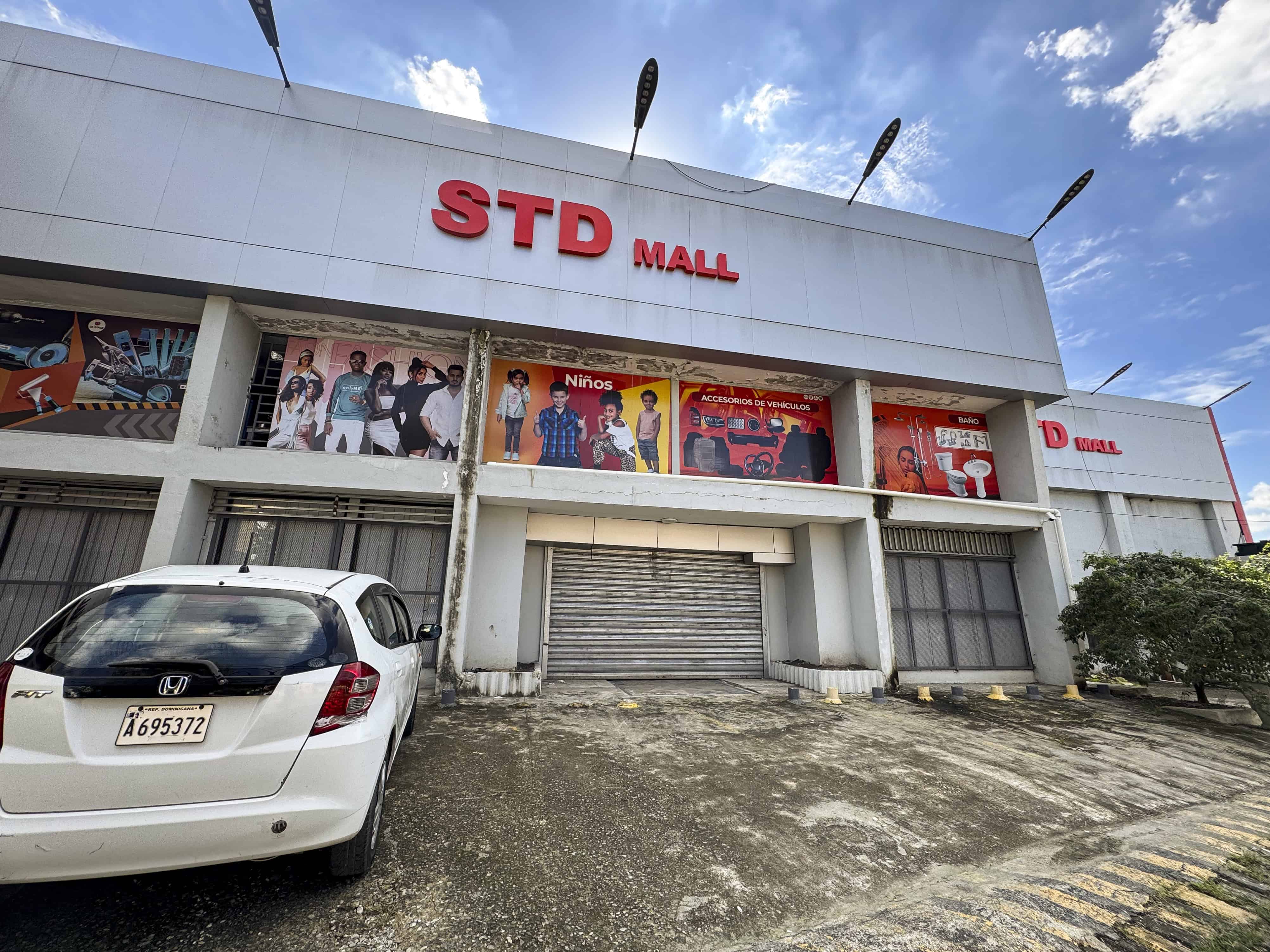 Vista de las puertas cerradas de la tienda STD Mall.