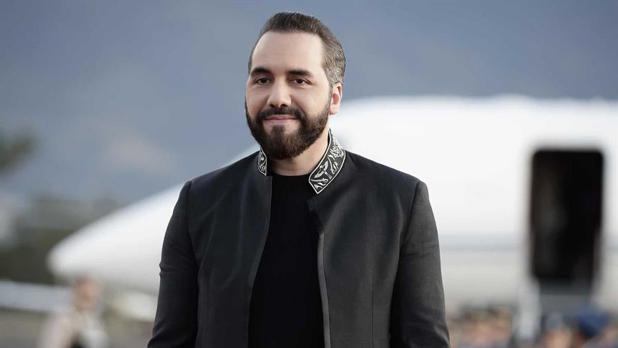 Nayib Bukele propone pago extra del 50 % del salario a trabajadores en enero