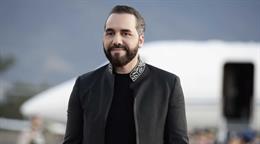 Bukele se inscribe para tercer mandato sostenido por encuestas que a&uacute;n le dan amplio margen pol&iacute;tico