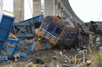 Al menos 28 muertos al caer una gr&uacute;a sobre un tren en Tailandia