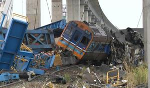 Al menos 28 muertos al caer una gr&uacute;a sobre un tren en Tailandia