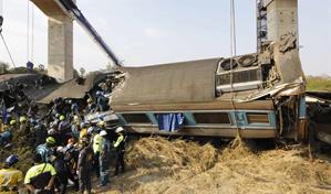 Ascienden a 32 los muertos tras caer una gr&uacute;a sobre un tren en Tailandia