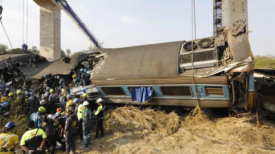 Ascienden a 32 los muertos tras caer una gr&uacute;a sobre un tren en Tailandia