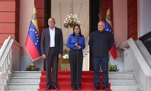 Venezuela excarcela a periodistas y a estadounidenses bajo presiones de Trump