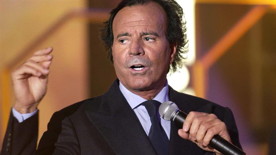 Julio Iglesias, una imagen de latin lover empa&ntilde;ada en la vejez por graves acusaciones