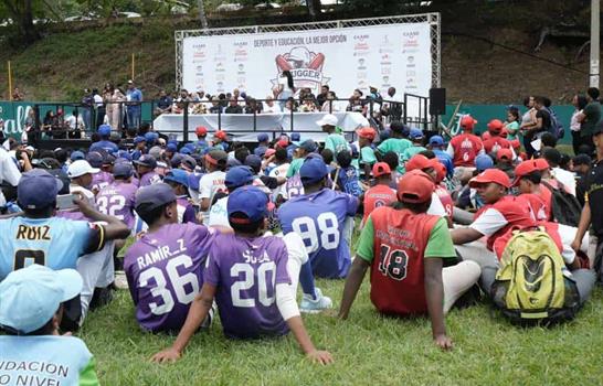Realizan cl&iacute;nica deportiva Slugger en Manoguayabo