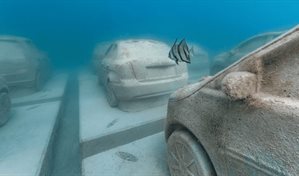 Una autopista bajo el mar: Miami Beach sumerge decenas de veh&iacute;culos para atraer fauna