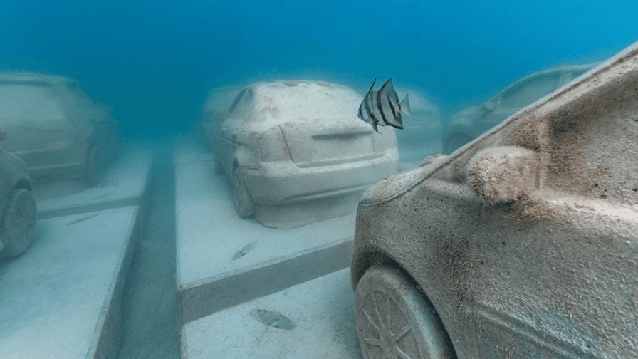Una autopista bajo el mar: Miami Beach sumerge decenas de veh&iacute;culos para atraer fauna