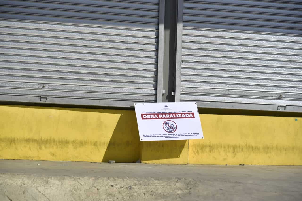 Cartel del Mived que comunica que la obra se encuentra paralizada.