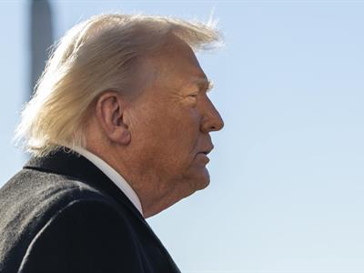 Trump es filmado haciendo  gesto obsceno durante visita a una fábrica