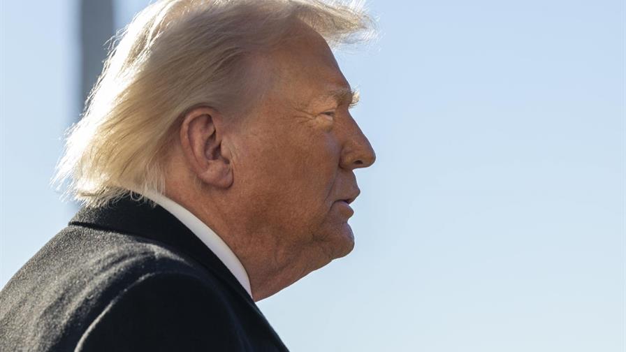 Trump hace se&ntilde;ales obscenas a un trabajador de Ford que le grit&oacute;: protector de ped&oacute;filos