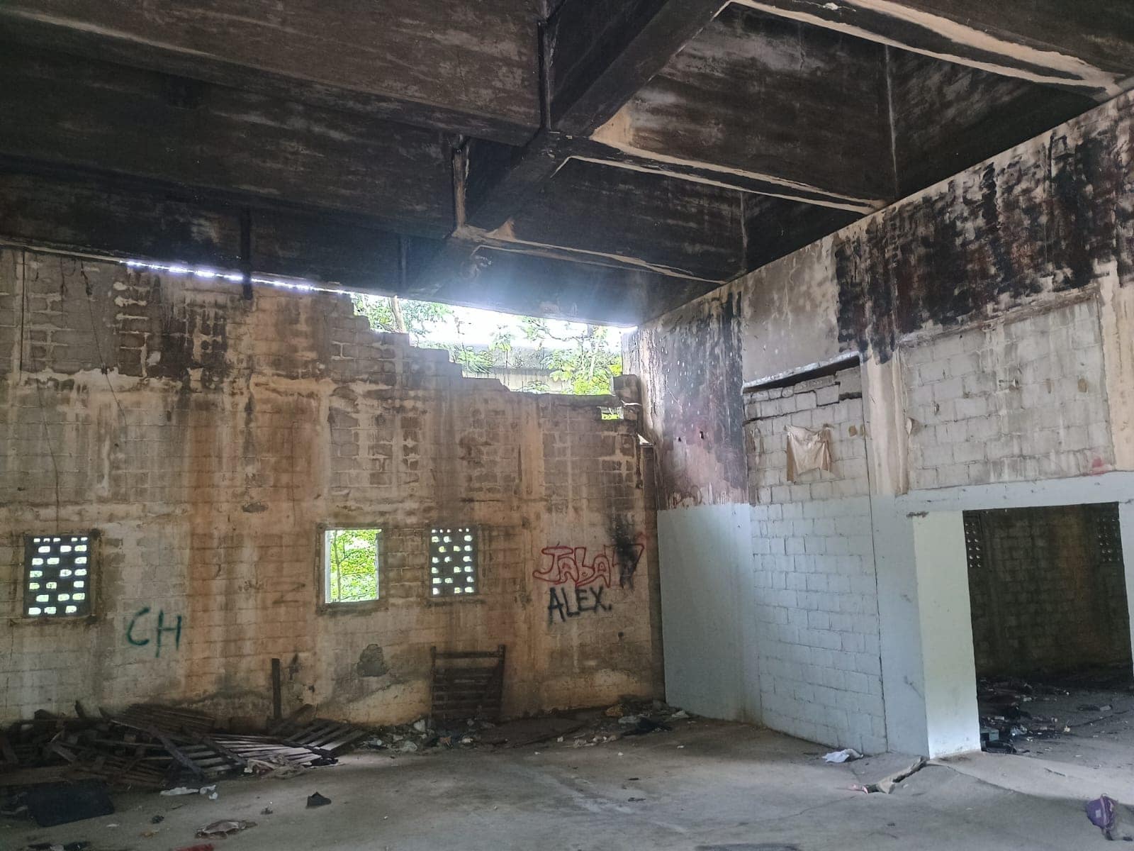 Una pared a punto de colapsar por el derrumbre del piso.&nbsp;