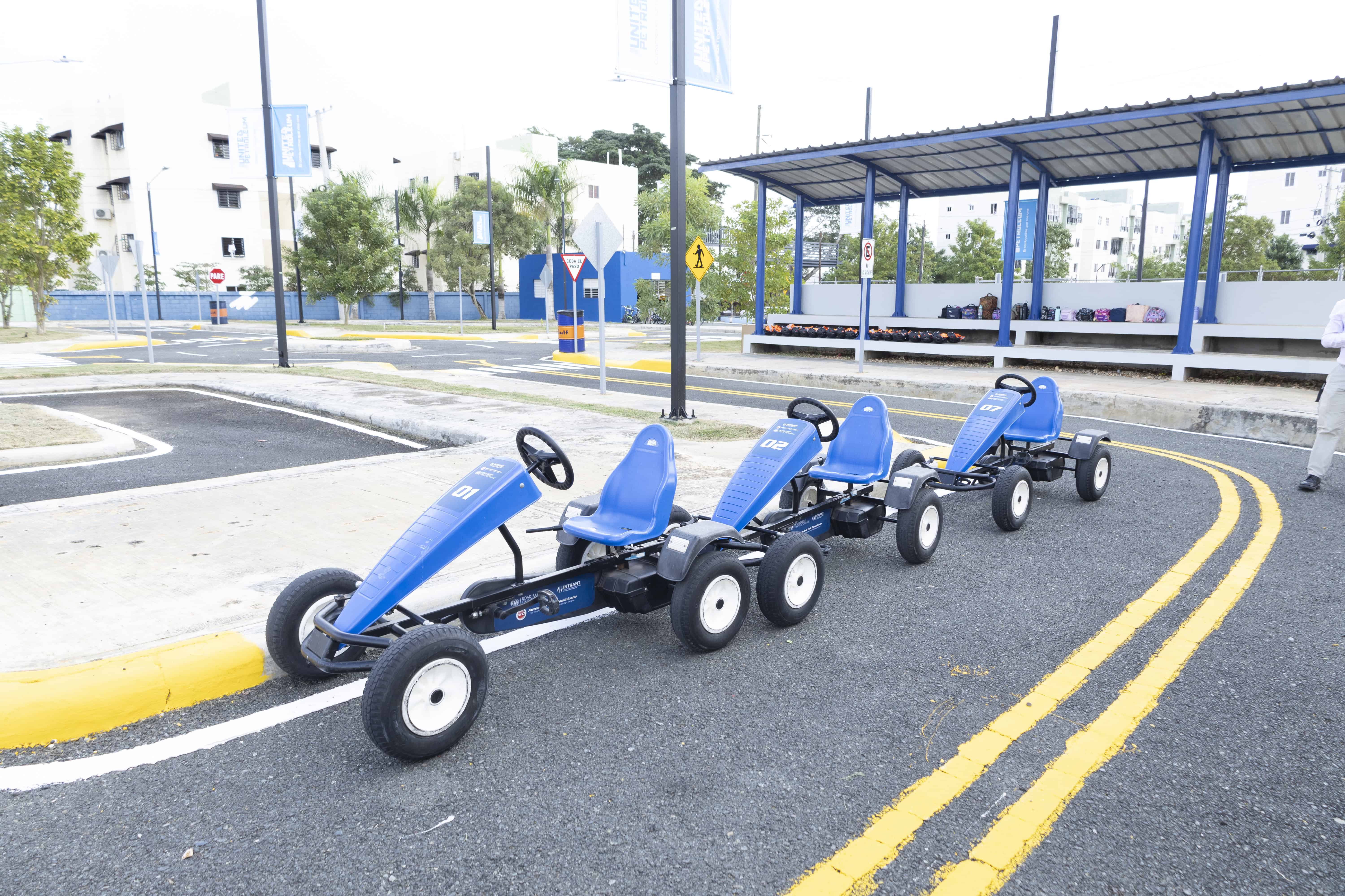 Para las prácticas se utilizan esos carritos y bicicletas.