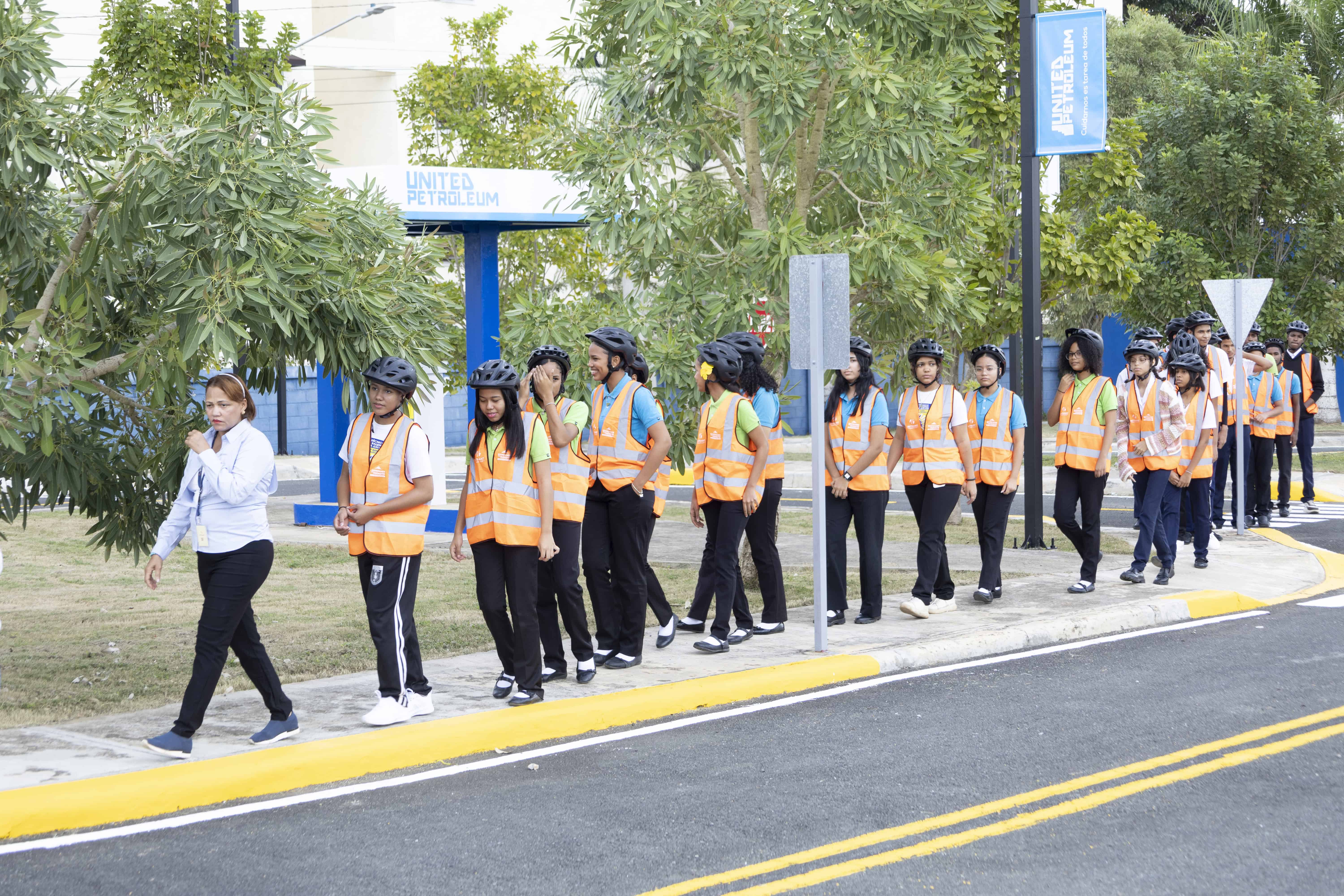 Los estudiantes son llevados de escuelas y colegios privados.