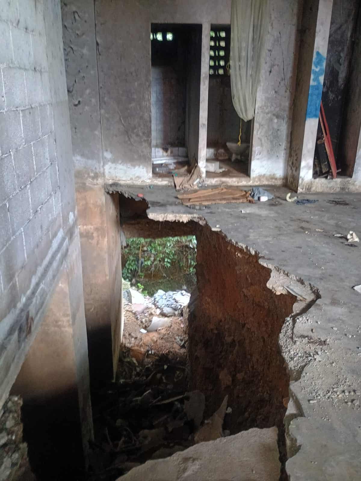 Muestra de la erosión que elimina parte del relleno del piso debajo del puente.