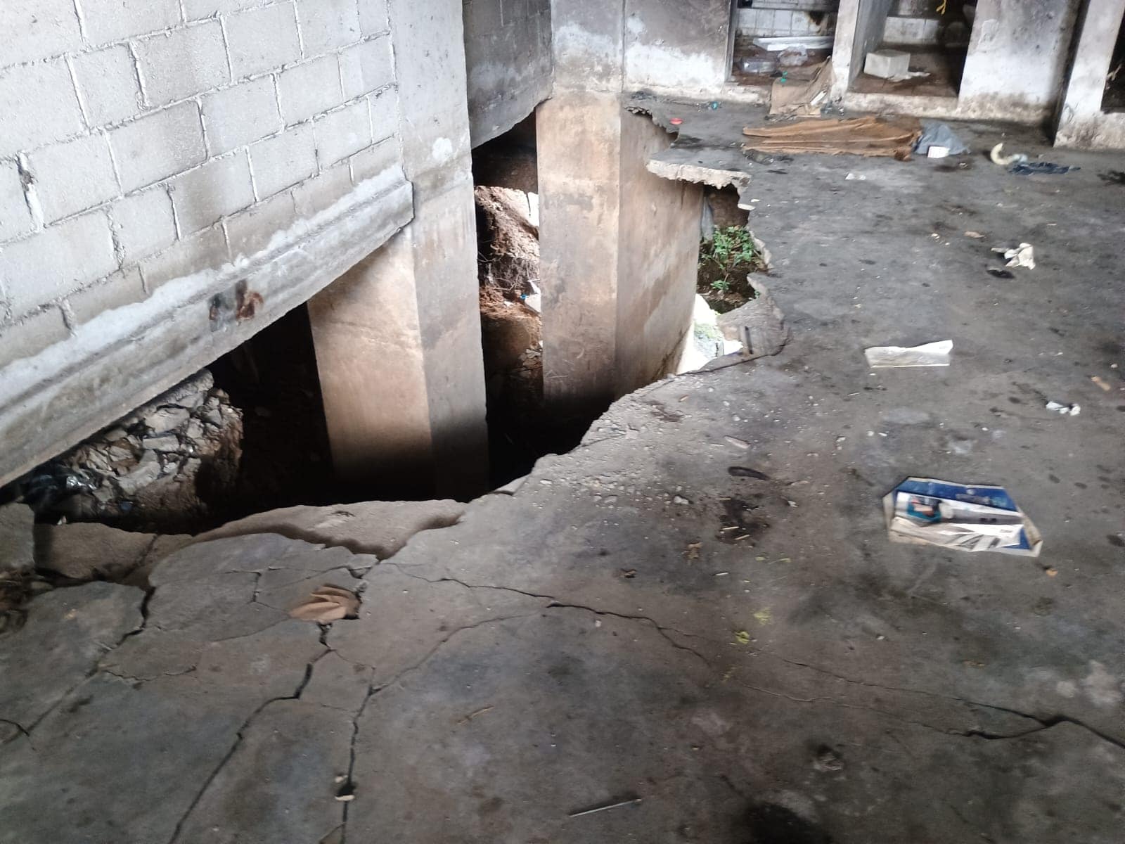 El piso de los locales está cediendo, pero no compromete las columnas.