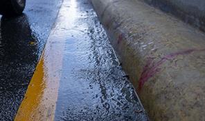 Fuga de agua deteriora el pavimento en elevado de la avenida John F. Kennedy