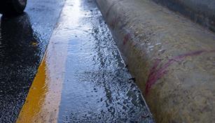 Fuga de agua deteriora el pavimento en elevado de la avenida John F. Kennedy