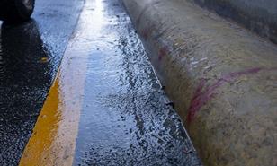 Fuga de agua deteriora el pavimento en elevado de la avenida John F. Kennedy