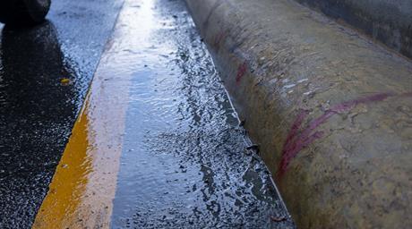 Fuga de agua deteriora el pavimento en elevado de la avenida John F. Kennedy