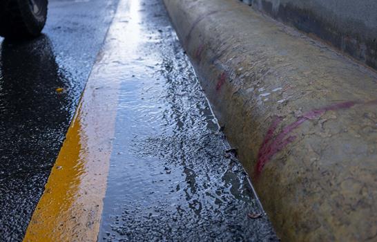Fuga de agua deteriora el pavimento en elevado de la avenida John F. Kennedy